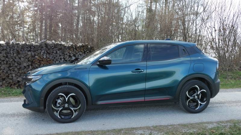 Der Alfa Romeo Junior Ibrida Speciale besticht im Guten Tag Österreich Autotest durch den exklusiven Progresso-Kühlergrill und sportliche 18-Zoll-Felgen (Foto: Thomas Resch)