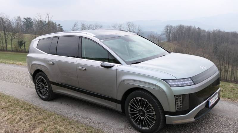 Stattlicher Auftritt mit fließenden Formen: Der Hyundai IONIQ 9 Performance 4WD im Guten Tag Österreich Autotest (Foto: Thomas Resch)