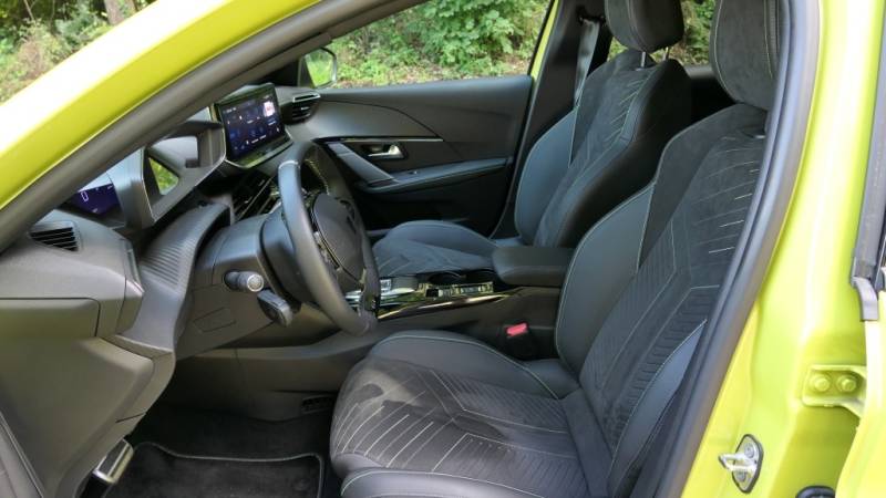 Sportlich, wendig, elektrisch – der Peugeot e-208 GT bringt französisches Design und Fahrfreude in die Kompaktklasse (Foto: Thomas Resch)