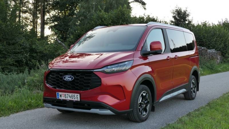 Der Ford Tourneo Custom L1 2.5 Duratec PHEV Active überzeugt im Guten Tag Österreich Autotest mit modernem Innenraum und flexibler Sitzanordnung (Foto: Thomas Resch)