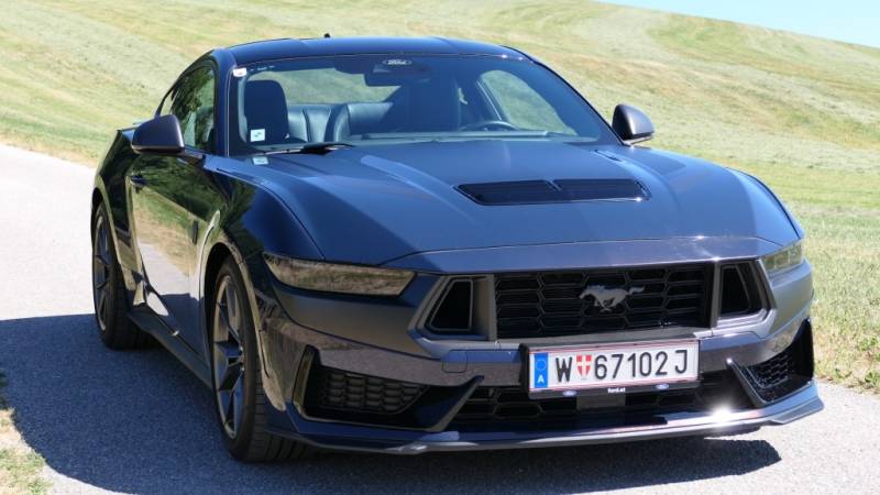 Der Mustang Dark Horse zeigt sich im Guten Tag Österreich Autotest  kompromisslos: V8, Hinterradantrieb und mit jeder Menge Selbstbewusstsein (Foto: Thomas Resch)