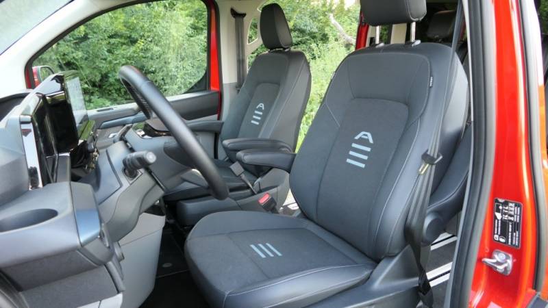 Der Ford Tourneo Custom L1 2.5 Duratec PHEV Active überzeugt im Guten Tag Österreich Autotest mit modernem Innenraum und flexibler Sitzanordnung (Foto: Thomas Resch)