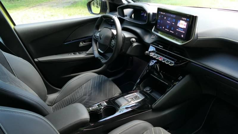 Sportlich, wendig, elektrisch – der Peugeot e-208 GT bringt französisches Design und Fahrfreude in die Kompaktklasse (Foto: Thomas Resch)
