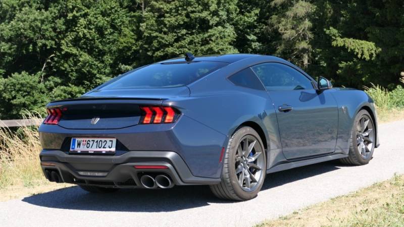 Der Mustang Dark Horse zeigt sich im Guten Tag Österreich Autotest  kompromisslos: V8, Hinterradantrieb und mit jeder Menge Selbstbewusstsein (Foto: Thomas Resch)