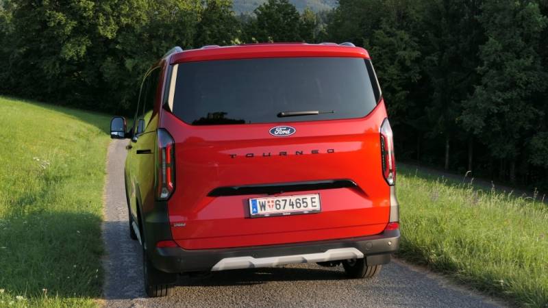 Der Ford Tourneo Custom L1 2.5 Duratec PHEV Active überzeugt im Guten Tag Österreich Autotest mit modernem Innenraum und flexibler Sitzanordnung (Foto: Thomas Resch)