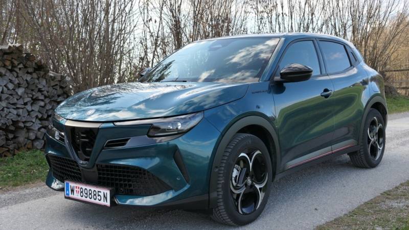 Der Alfa Romeo Junior Ibrida Speciale besticht im Guten Tag Österreich Autotest durch den exklusiven Progresso-Kühlergrill und sportliche 18-Zoll-Felgen (Foto: Thomas Resch)