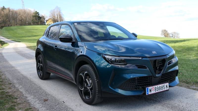 Der Alfa Romeo Junior Ibrida Speciale besticht im Guten Tag Österreich Autotest durch den exklusiven Progresso-Kühlergrill und sportliche 18-Zoll-Felgen (Foto: Thomas Resch)