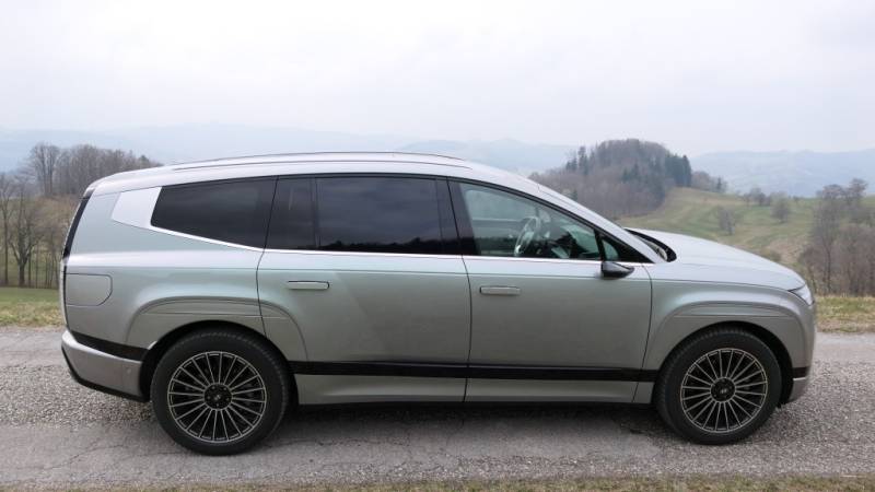 Stattlicher Auftritt mit fließenden Formen: Der Hyundai IONIQ 9 Performance 4WD im Guten Tag Österreich Autotest (Foto: Thomas Resch)