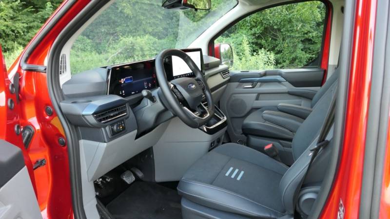 Der Ford Tourneo Custom L1 2.5 Duratec PHEV Active überzeugt im Guten Tag Österreich Autotest mit modernem Innenraum und flexibler Sitzanordnung (Foto: Thomas Resch)