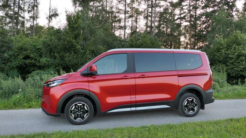 Der Ford Tourneo Custom L1 2.5 Duratec PHEV Active überzeugt im Guten Tag Österreich Autotest mit modernem Innenraum und flexibler Sitzanordnung (Foto: Thomas Resch)