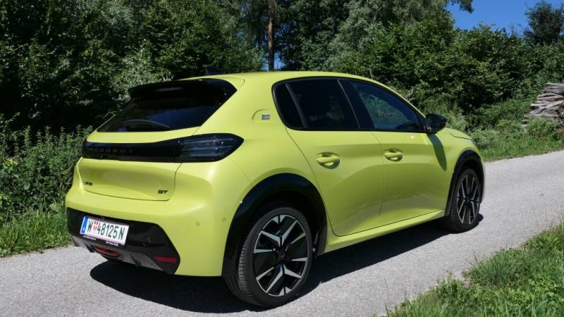 Sportlich, wendig, elektrisch – der Peugeot e-208 GT bringt französisches Design und Fahrfreude in die Kompaktklasse (Foto: Thomas Resch)