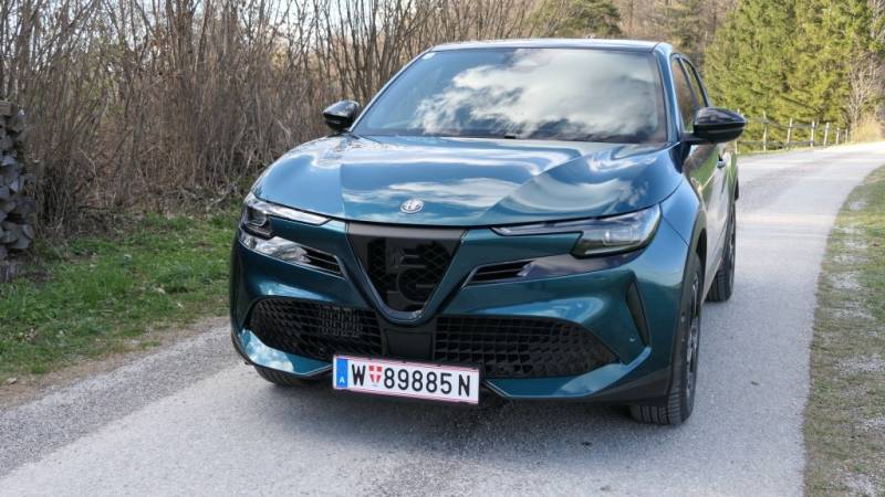 Der Alfa Romeo Junior Ibrida Speciale besticht im Guten Tag Österreich Autotest durch den exklusiven Progresso-Kühlergrill und sportliche 18-Zoll-Felgen (Foto: Thomas Resch)