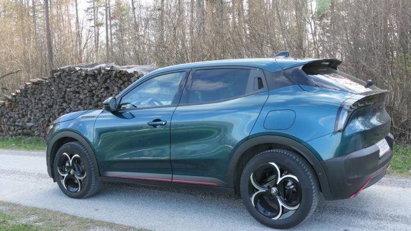 Der Alfa Romeo Junior Ibrida Speciale besticht im Guten Tag Österreich Autotest durch den exklusiven Progresso-Kühlergrill und sportliche 18-Zoll-Felgen (Foto: Thomas Resch)