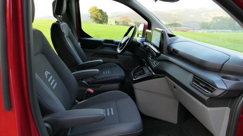 Der Ford Tourneo Custom L1 2.5 Duratec PHEV Active überzeugt im Guten Tag Österreich Autotest mit modernem Innenraum und flexibler Sitzanordnung (Foto: Thomas Resch)