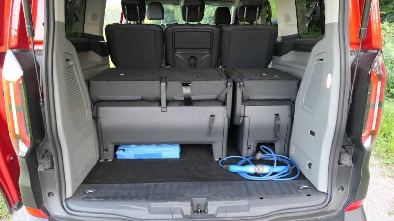 Der Ford Tourneo Custom L1 2.5 Duratec PHEV Active überzeugt im Guten Tag Österreich Autotest mit modernem Innenraum und flexibler Sitzanordnung (Foto: Thomas Resch)