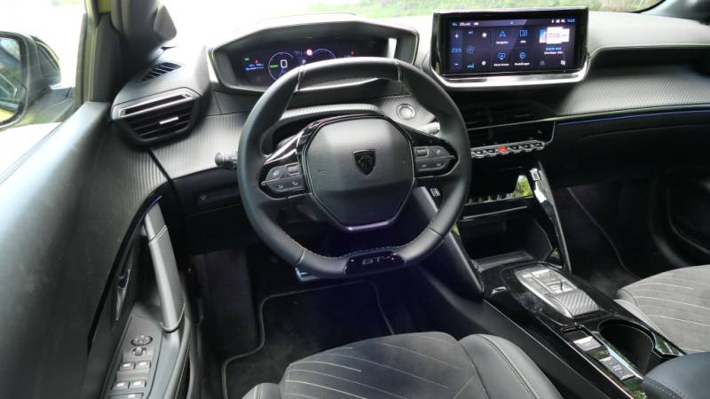 Sportlich, wendig, elektrisch – der Peugeot e-208 GT bringt französisches Design und Fahrfreude in die Kompaktklasse (Foto: Thomas Resch)