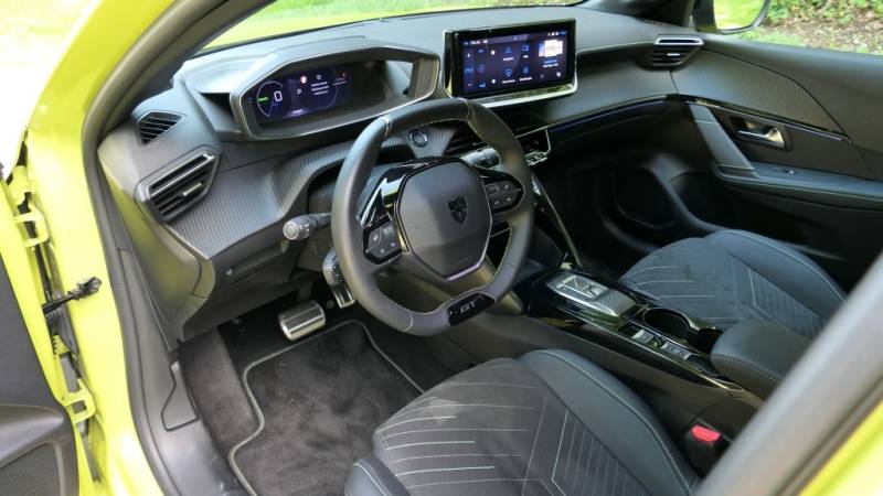 Sportlich, wendig, elektrisch – der Peugeot e-208 GT bringt französisches Design und Fahrfreude in die Kompaktklasse (Foto: Thomas Resch)