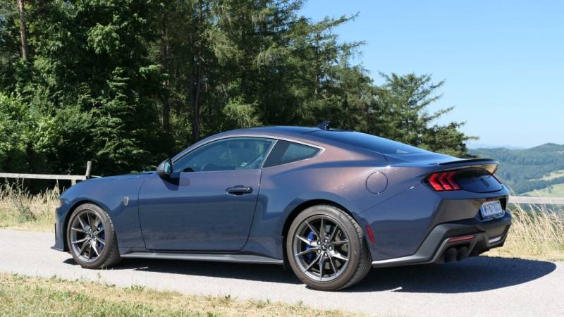 Der Mustang Dark Horse zeigt sich im Guten Tag Österreich Autotest  kompromisslos: V8, Hinterradantrieb und mit jeder Menge Selbstbewusstsein (Foto: Thomas Resch)