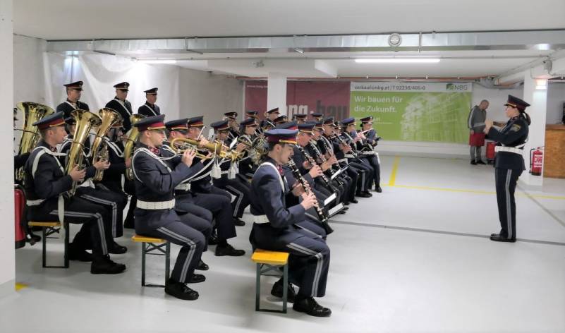 Die Polizeimusik Niederösterreich bei der feierlichen Schlüsselübergabe der NBG in St. Pölten - Spratzern (Bildquelle: Thomas Resch)