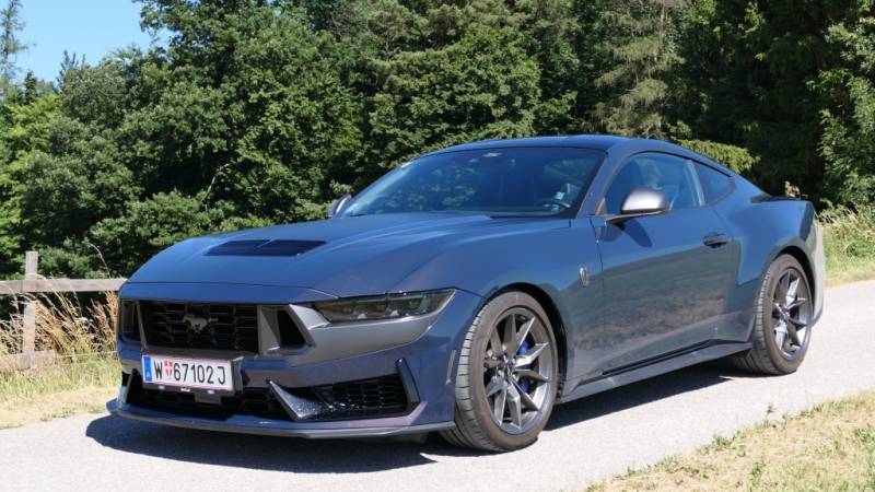 Der Mustang Dark Horse zeigt sich im Guten Tag Österreich Autotest  kompromisslos: V8, Hinterradantrieb und mit jeder Menge Selbstbewusstsein (Foto: Thomas Resch)