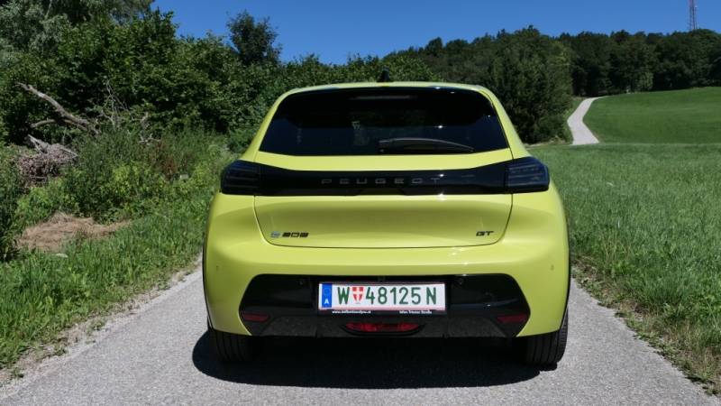 Sportlich, wendig, elektrisch – der Peugeot e-208 GT bringt französisches Design und Fahrfreude in die Kompaktklasse (Foto: Thomas Resch)