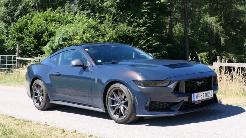 Der Mustang Dark Horse zeigt sich im Guten Tag Österreich Autotest  kompromisslos: V8, Hinterradantrieb und mit jeder Menge Selbstbewusstsein (Foto: Thomas Resch)