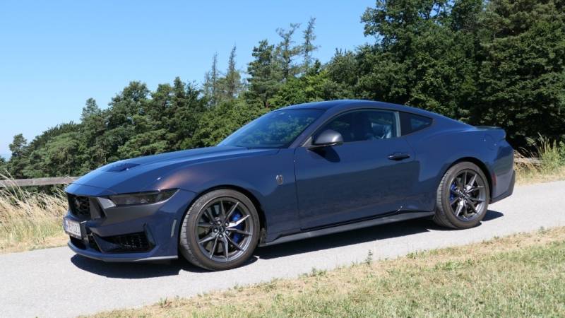 Der Mustang Dark Horse zeigt sich im Guten Tag Österreich Autotest  kompromisslos: V8, Hinterradantrieb und mit jeder Menge Selbstbewusstsein (Foto: Thomas Resch)