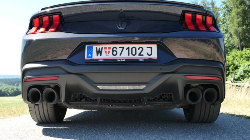 Der Mustang Dark Horse zeigt sich im Guten Tag Österreich Autotest  kompromisslos: V8, Hinterradantrieb und mit jeder Menge Selbstbewusstsein (Foto: Thomas Resch)
